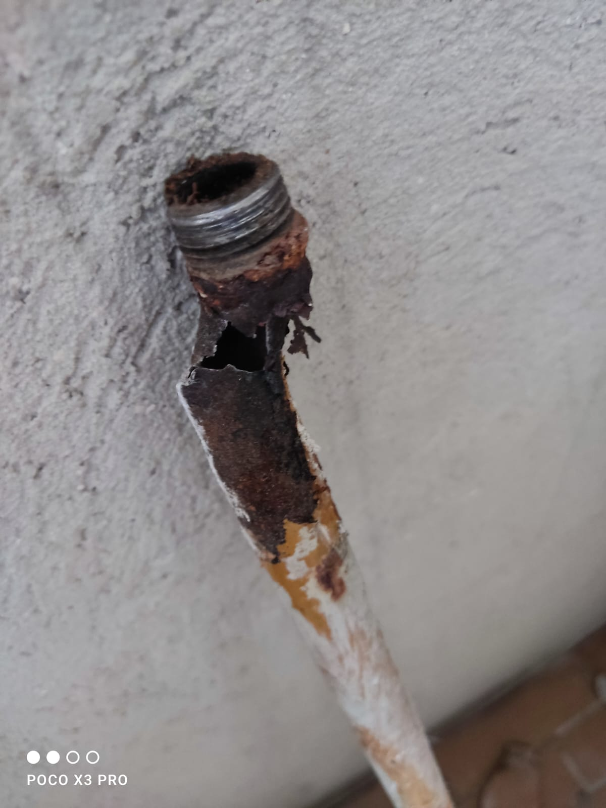 Antes — tubería deteriorada